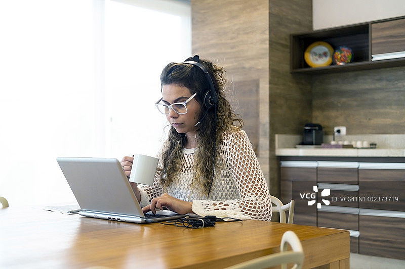 年轻女人在家工作图片素材