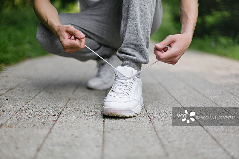 系鞋带的双手特写图片素材