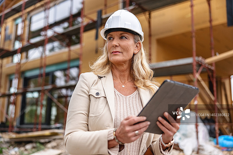 手持数字平板的女性土木工程师图片素材