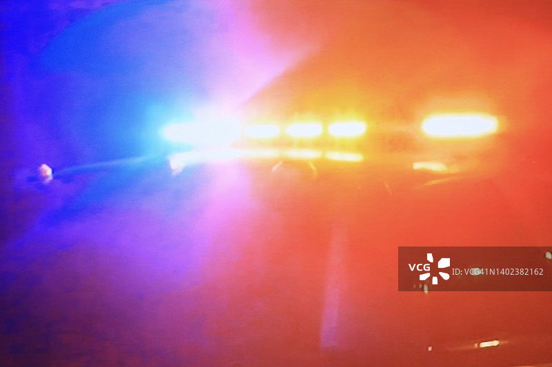 犯罪现场警车上的明亮闪光灯图片素材