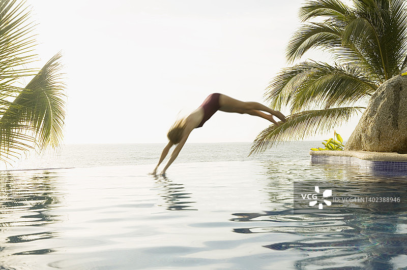 女人跳入泳池图片素材