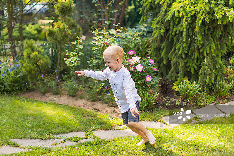 暑假在草地上奔跑的儿童图片素材