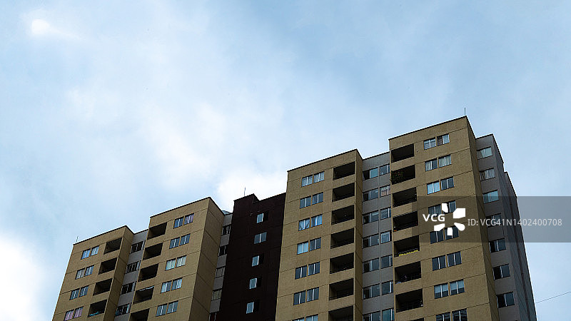 晴空下的深黄色砖砌公寓楼图片素材