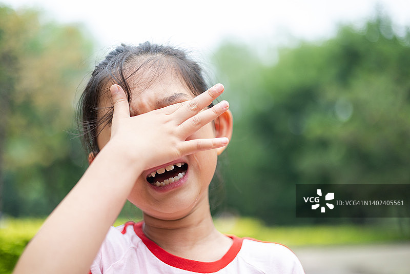 哭泣的小女孩图片素材