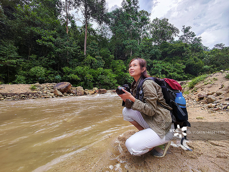 旅行探险家使用相机捕捉美丽景色图片素材