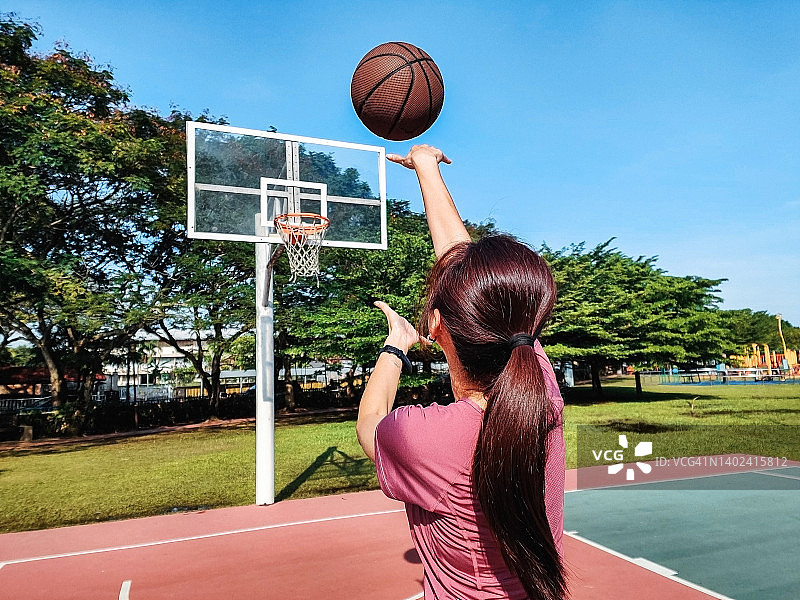 女篮球运动员在街头打篮球图片素材