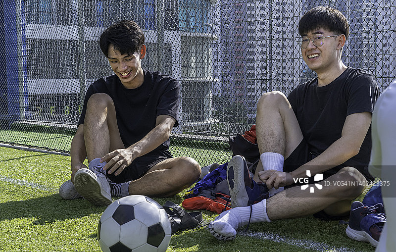 快乐的年轻亚洲男子足球队准备参加早晨训练图片素材