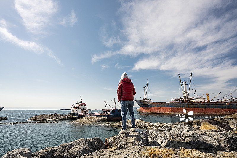 独自一人在土耳其伊斯坦布尔彭迪克海滩边欣赏风景图片素材