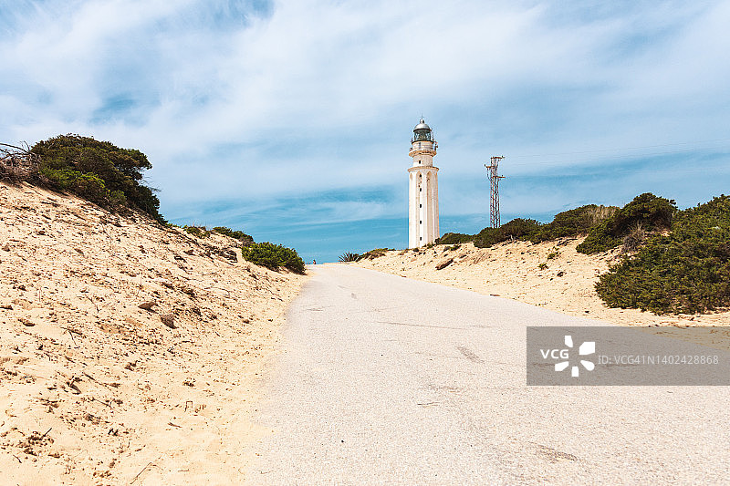 白色灯塔和道路图片素材