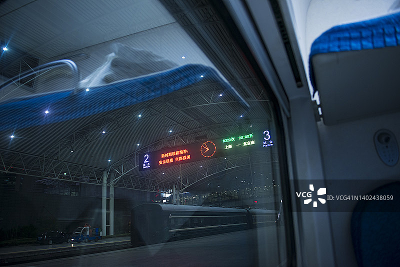 从高速列车车窗看到的车站标牌图片素材