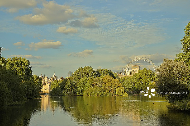 从蓝桥向东看，英国伦敦圣詹姆斯公园的皇家骑兵卫队图片素材