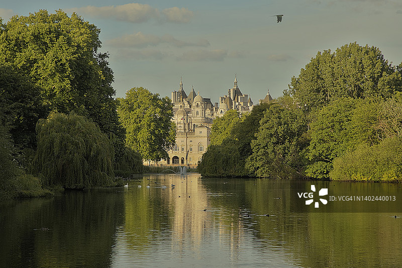 从蓝桥向东看，英国伦敦圣詹姆斯公园的皇家骑兵卫队图片素材