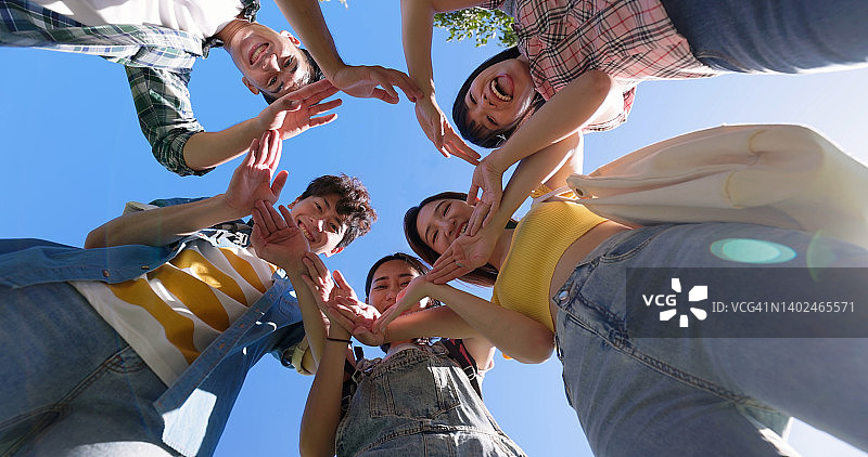 学生们手拉手围成一个圈图片素材