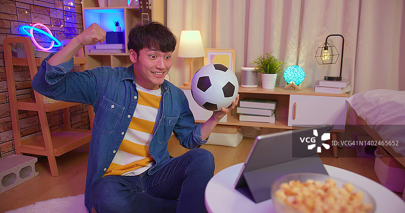 用平板电脑观看直播足球比赛图片素材