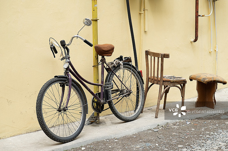 阳光明媚的夏日，佐治亚街上靠在杆子上并绑在杆子上的旧铁锈时尚复古自行车。环保健康可持续生活方式理念。环境保护。图片素材