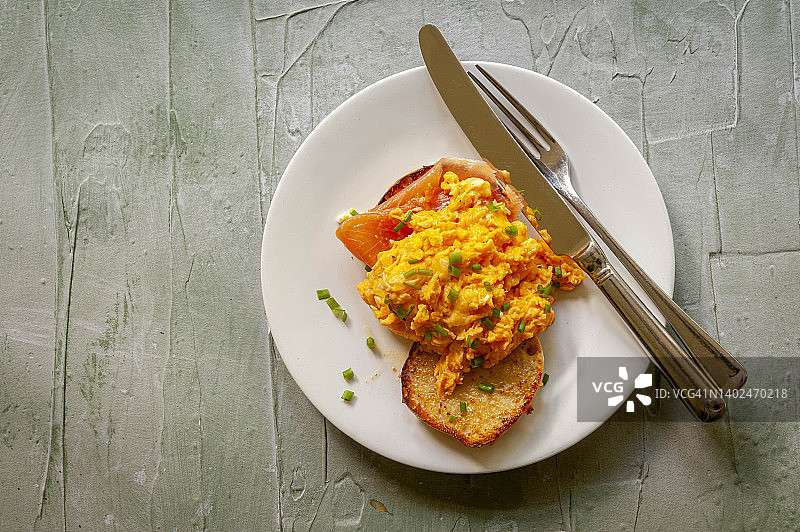 英格兰肯特郡：烟熏三文鱼炒蛋英式松饼图片素材