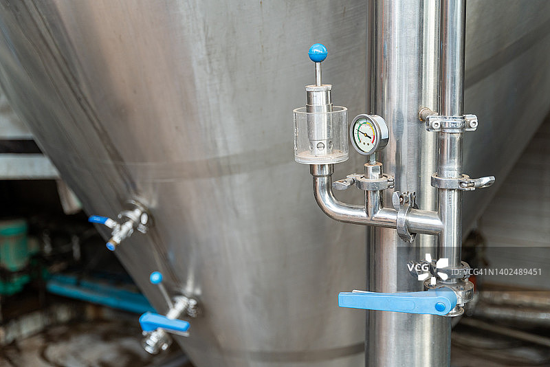 金属啤酒发酵罐的压力表图片素材
