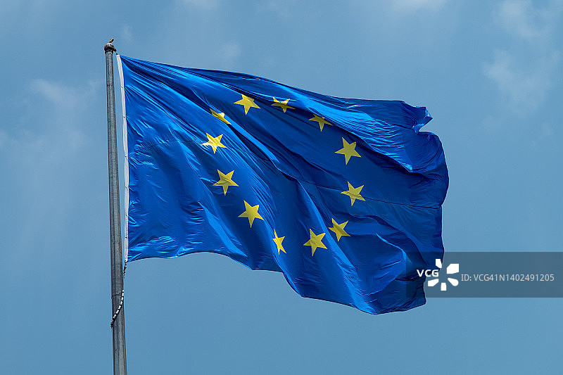 阳光明媚的蓝底黄星欧盟旗帜图片素材