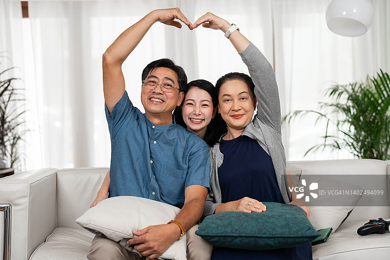 一个幸福的家庭在沙发上的肖像图片素材