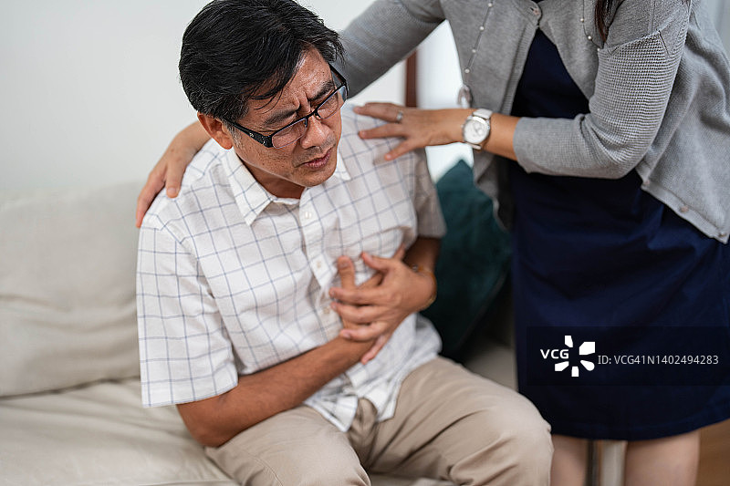 老人突发心脏病的紧急情况图片素材