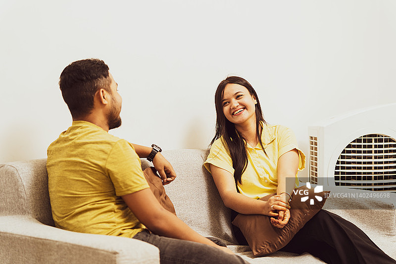 印度年轻异性伴侣共度美好时光图片素材