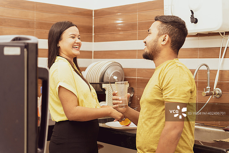 在厨房里的印度年轻异性恋夫妇图片素材