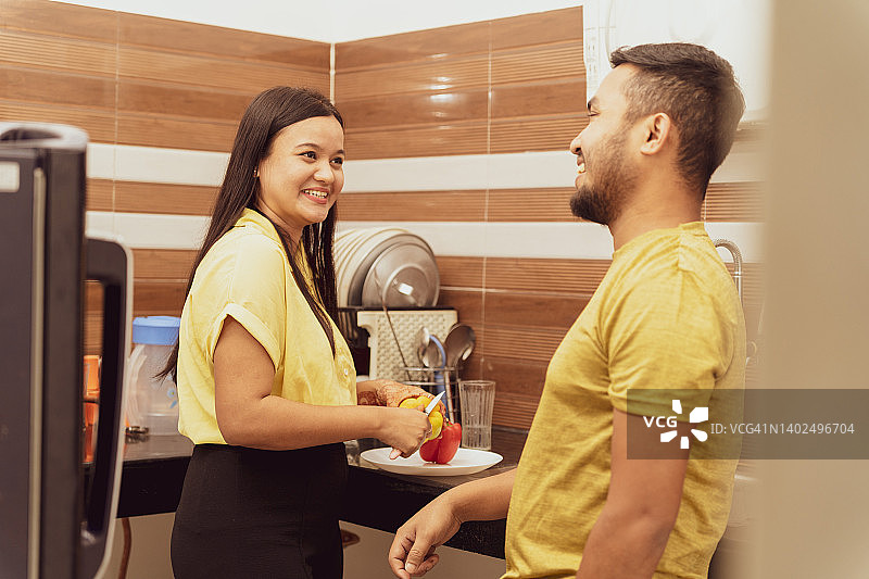 在厨房里的印度年轻异性恋夫妇图片素材