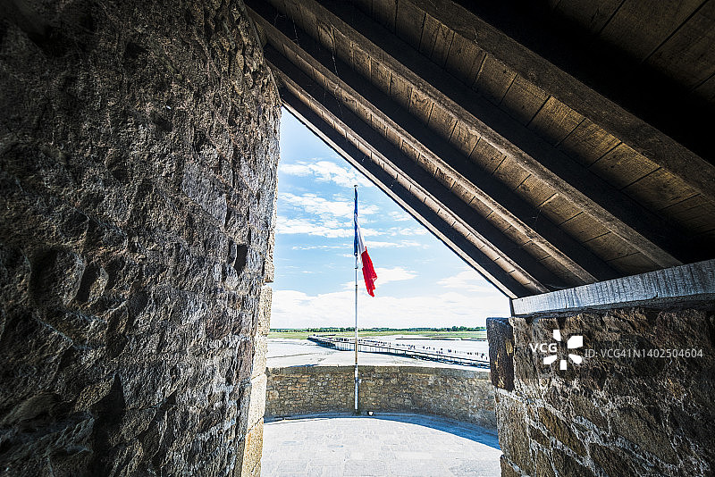 圣米歇尔山岛上的法国国旗图片素材