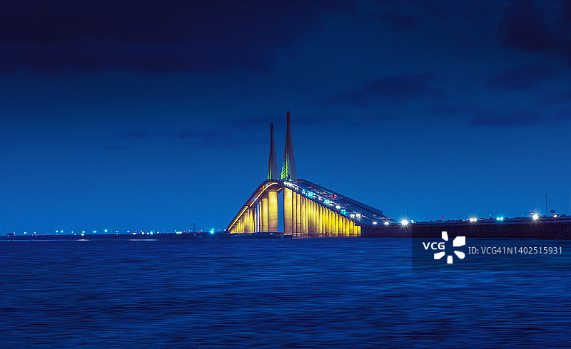 阳光天路大桥，黄色灯光，圣彼得堡，佛罗里达州，坦帕湾图片素材