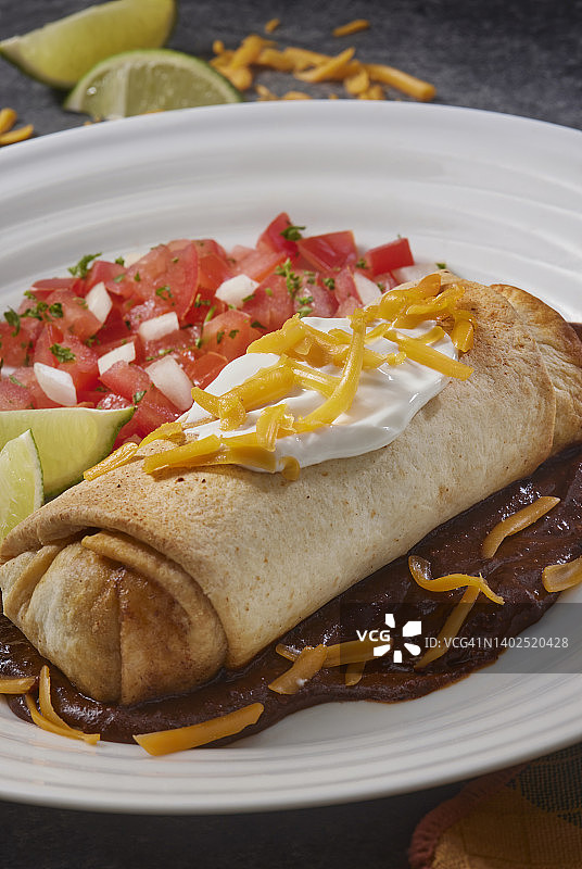 墨西哥牛肉卷配鼹鼠酱图片素材