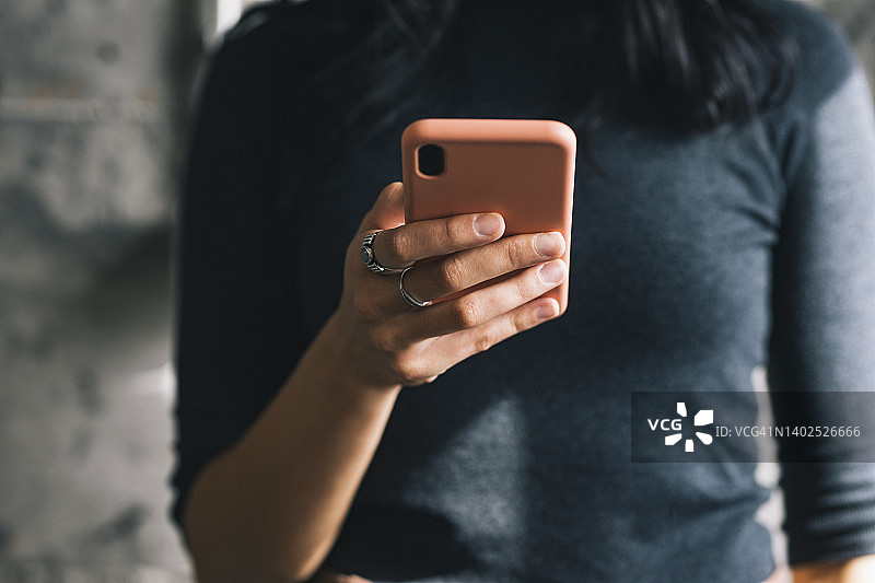 匿名女子用智能手机发短信图片素材