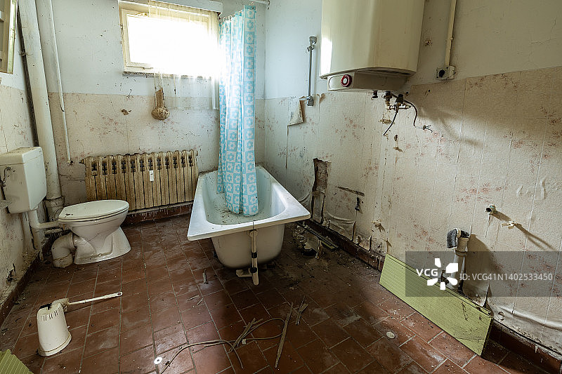 废弃建筑内的浴室图片素材