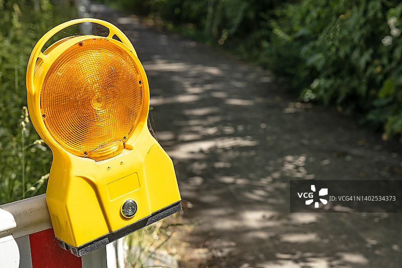 街道建筑工地的警告灯图片素材