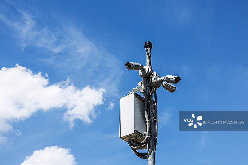 蓝天下的监控摄像头图片素材