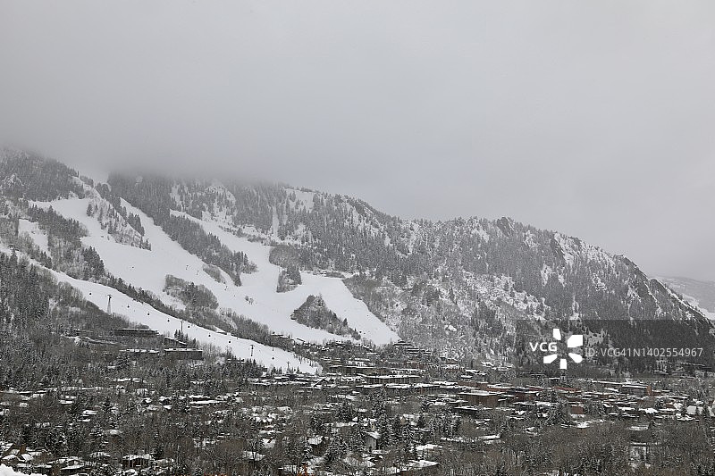 山村冬季风暴图片素材