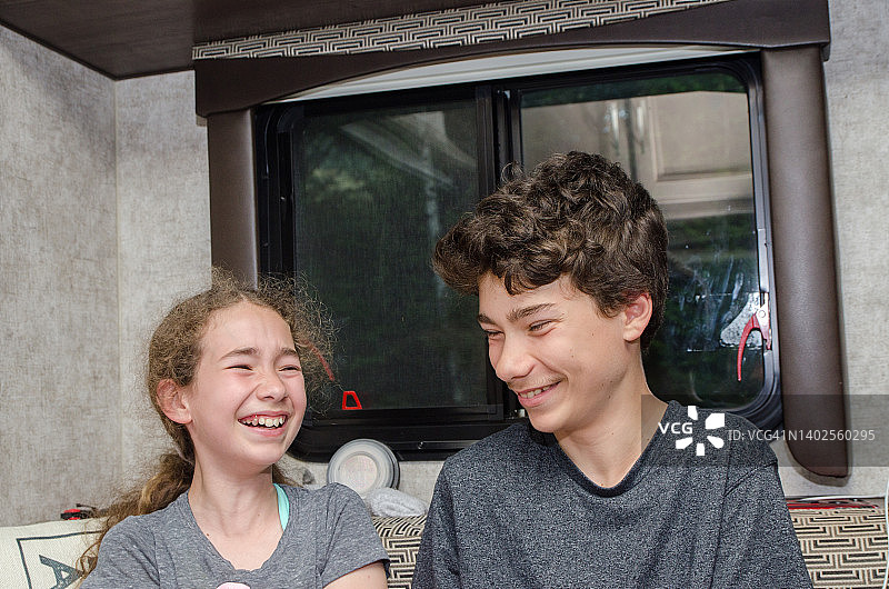 女孩和男孩一起大笑图片素材