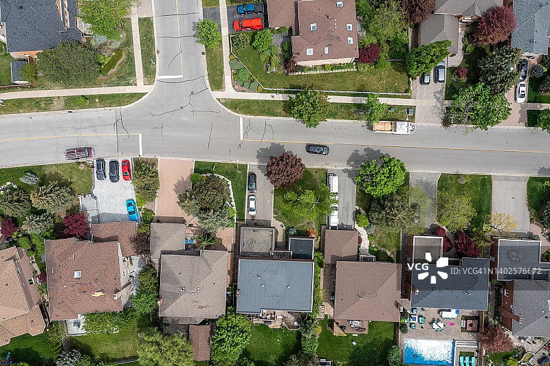 加拿大沃恩伍德布里奇和克莱因堡卢瑟福路和伊斯灵顿大道住宅区鸟瞰图片素材