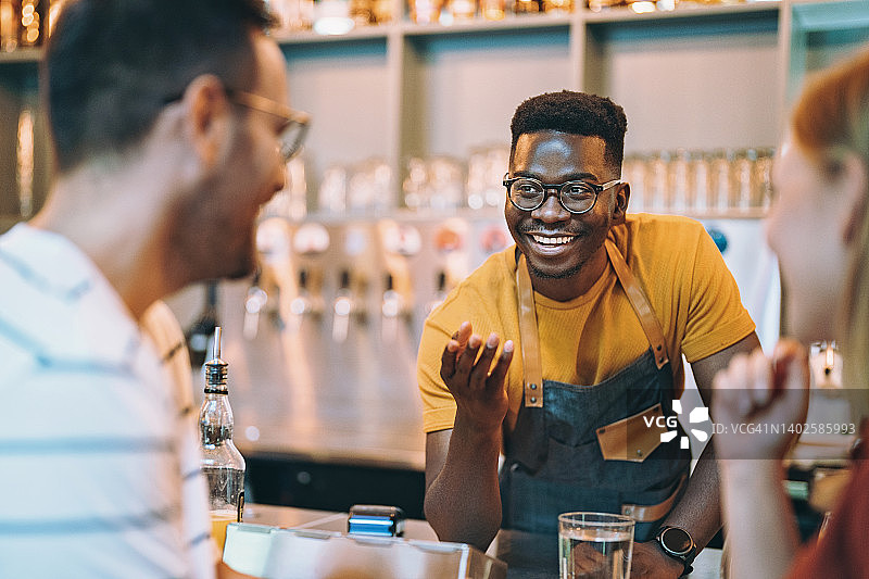 调酒师与顾客交谈图片素材