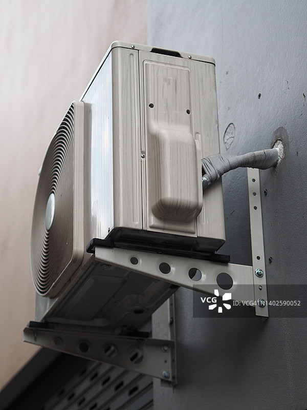 连接在墙上的钢制支架（空调悬挂）图片素材