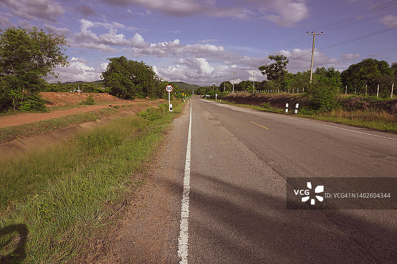 乡村地区弯曲的宁静道路图片素材