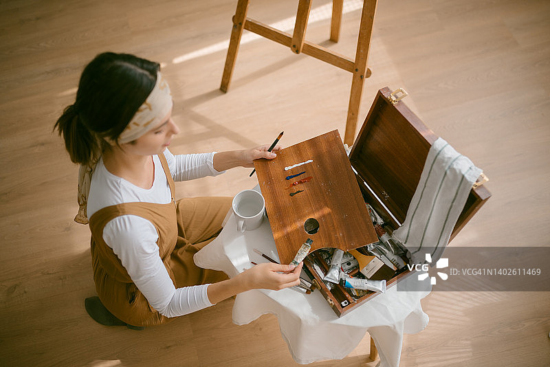 年轻艺术家准备油画调色板鸟瞰图图片素材