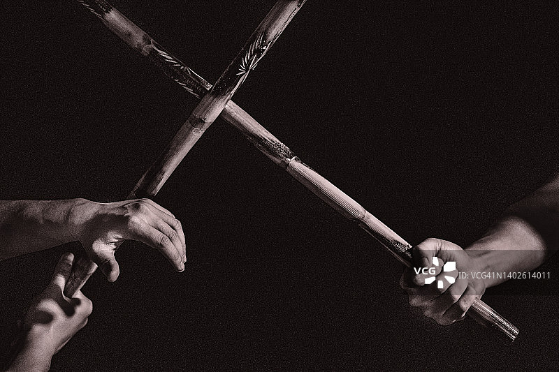 两名男子用棍棒练习菲律宾武术图片素材