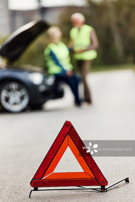 街上的便携式警示三角标志图片素材