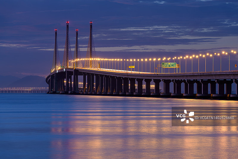 黎明时分的槟威大桥图片素材