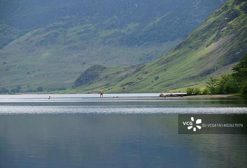 湖中畅游图片素材