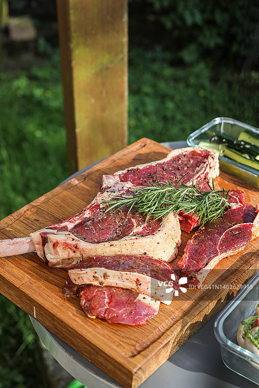 准备烧烤的生牛肉T骨牛排图片素材