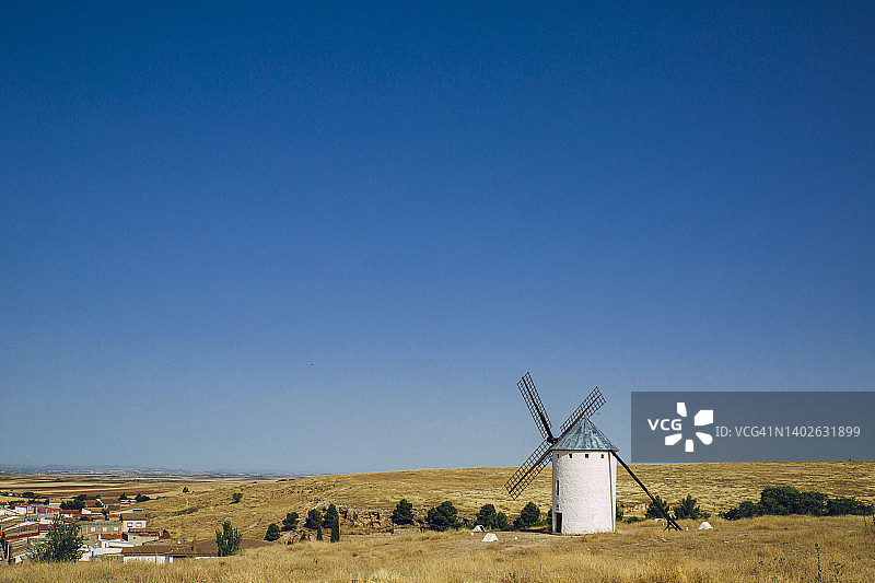 西班牙雷阿尔城坎波德克里普塔纳的风车图片素材