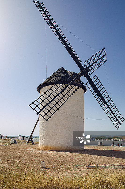 西班牙雷阿尔城坎波德克里普塔纳的风车图片素材