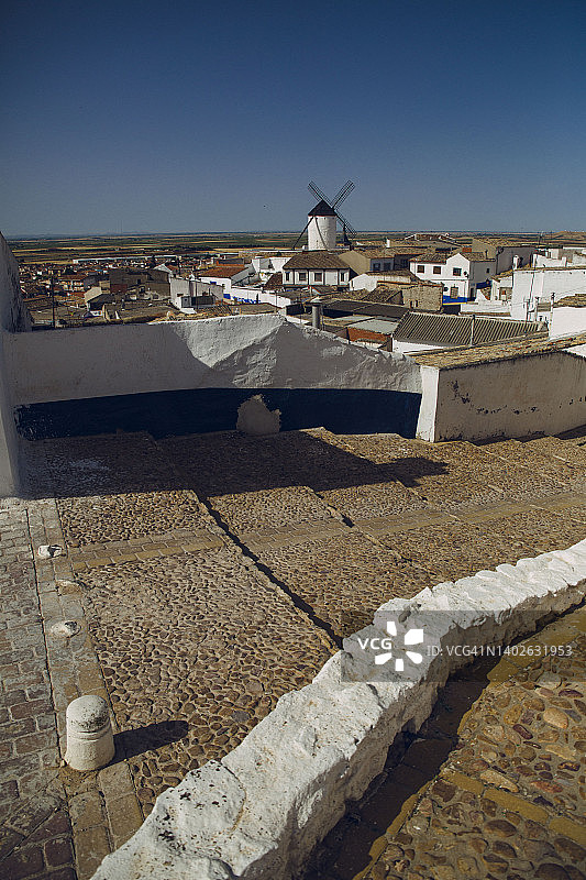 西班牙雷阿尔城坎波德克里普塔纳的风车图片素材