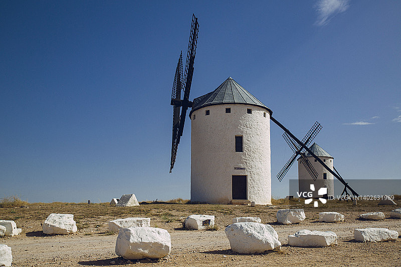 西班牙雷阿尔城坎波德克里普塔纳的风车图片素材